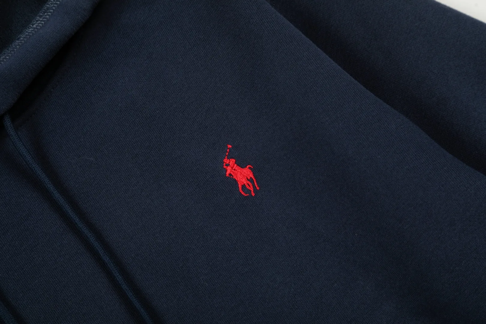 P250 Top quality" Style number: T5007# [Ralph Lauren solid color pony embroidered logo thickened velvet hooded sweatshirt] ✅Ralph Lauren classic basic versatile unisex autumn and winter velvet thickened hooded sweatshirt ✅Pure cotton high-gram velvet thickened fabric The upper body is comfortable and warm ✅The version is restored to the original version The maximum size can be worn up to 180 pounds Loose, comfortable and stress-free ✅The upper body is simple and easy to wear ootd must-have. Good-looking clothes are never picky. A must-have in couples’ wardrobes. Size: S-XL. Color: Black, Gray, Navy Khaki.